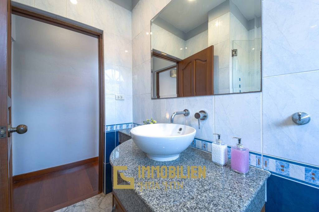 1000 qm Grundstück / 440 qm Wohnfläche / Edle Holzausstattung