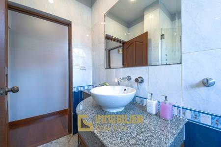 1000 qm Grundstück / 440 qm Wohnfläche / Edle Holzausstattung