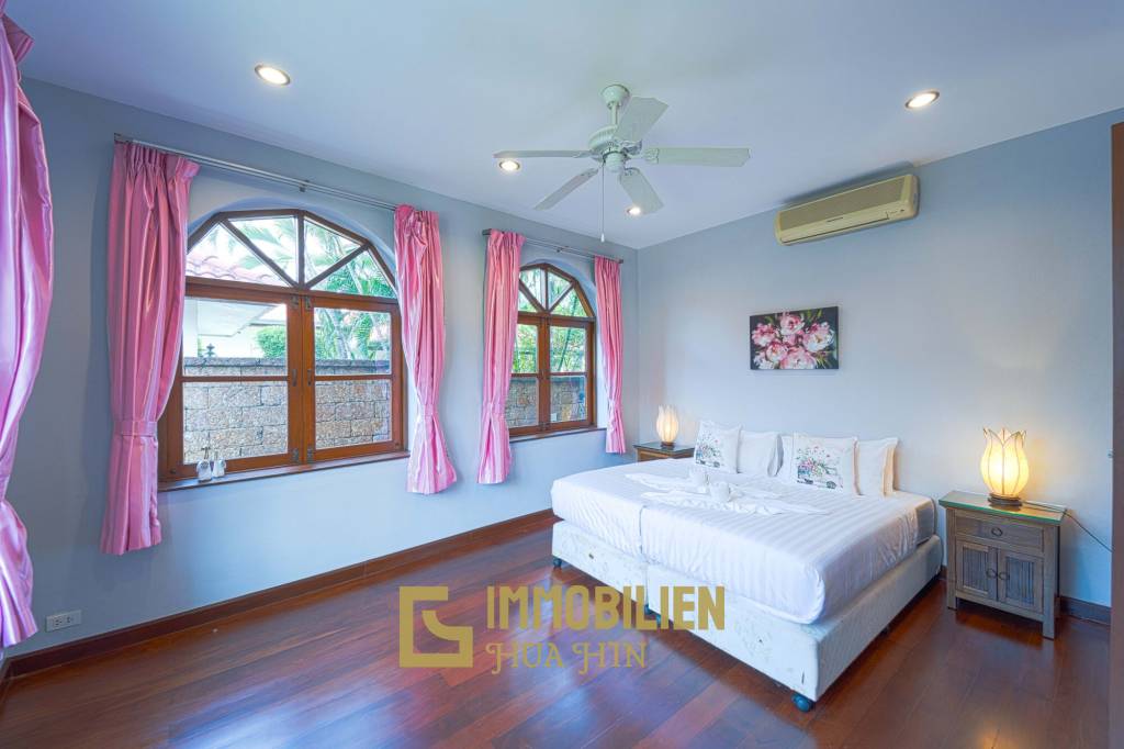 1000 qm Grundstück / 440 qm Wohnfläche / Edle Holzausstattung