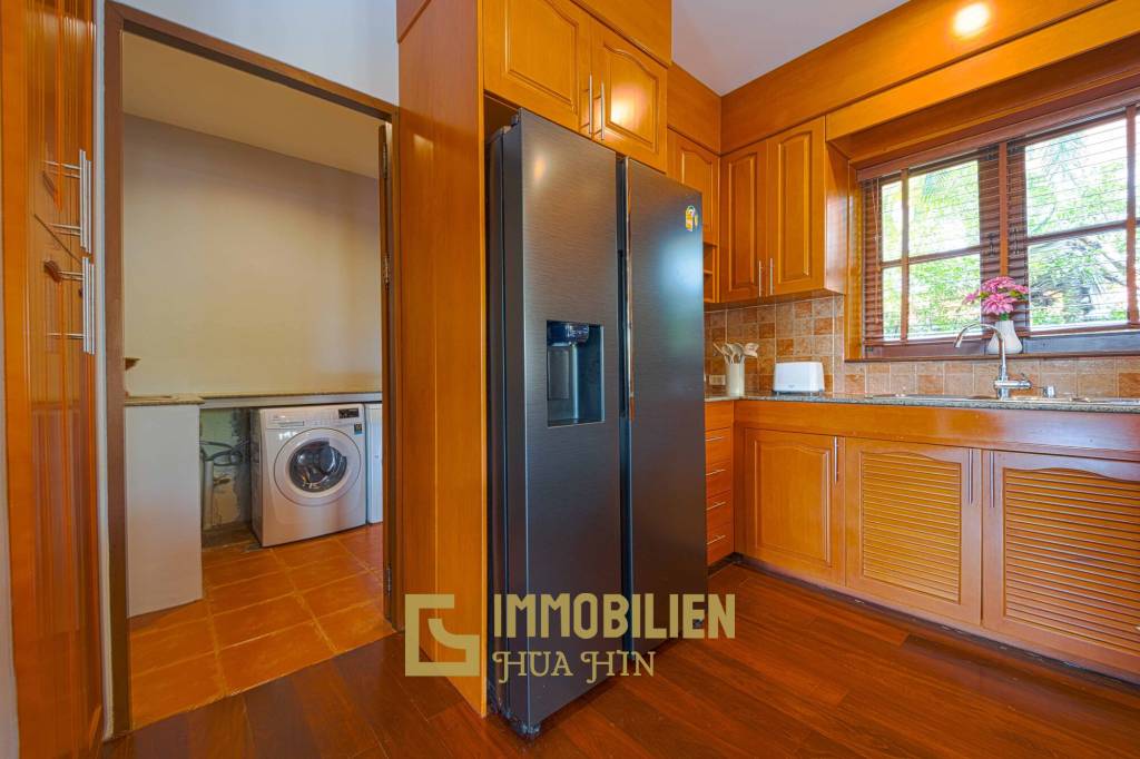 1000 qm Grundstück / 440 qm Wohnfläche / Edle Holzausstattung