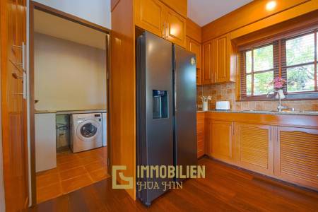 1000 qm Grundstück / 440 qm Wohnfläche / Edle Holzausstattung