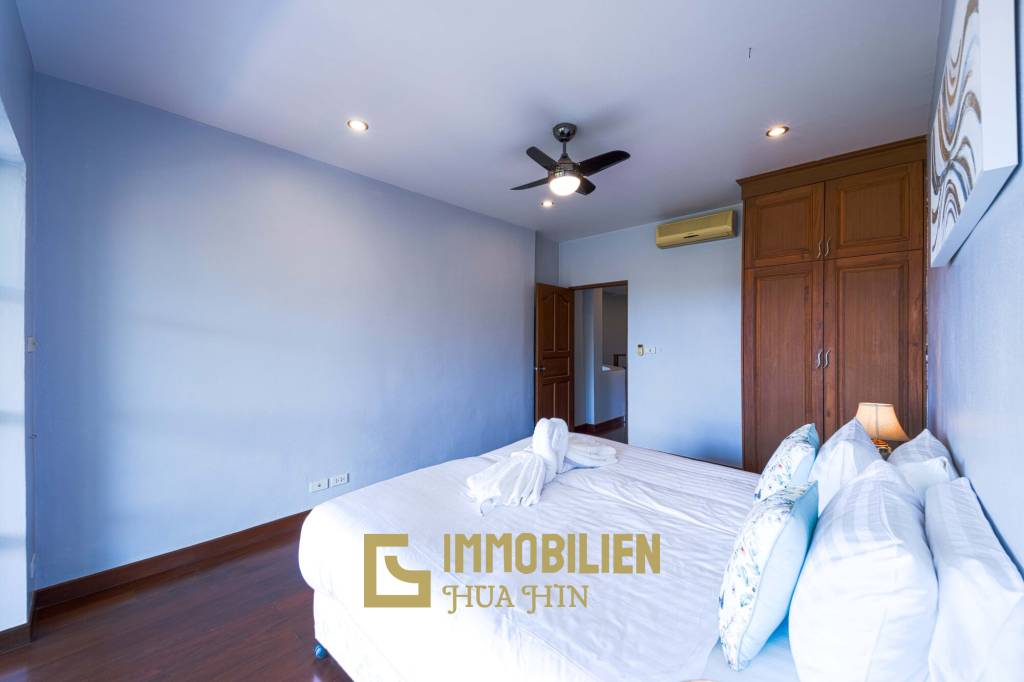 1000 qm Grundstück / 440 qm Wohnfläche / Edle Holzausstattung