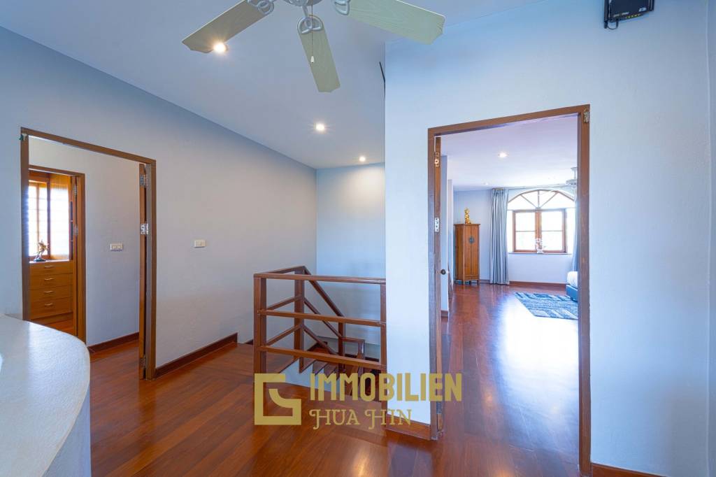 1000 qm Grundstück / 440 qm Wohnfläche / Edle Holzausstattung