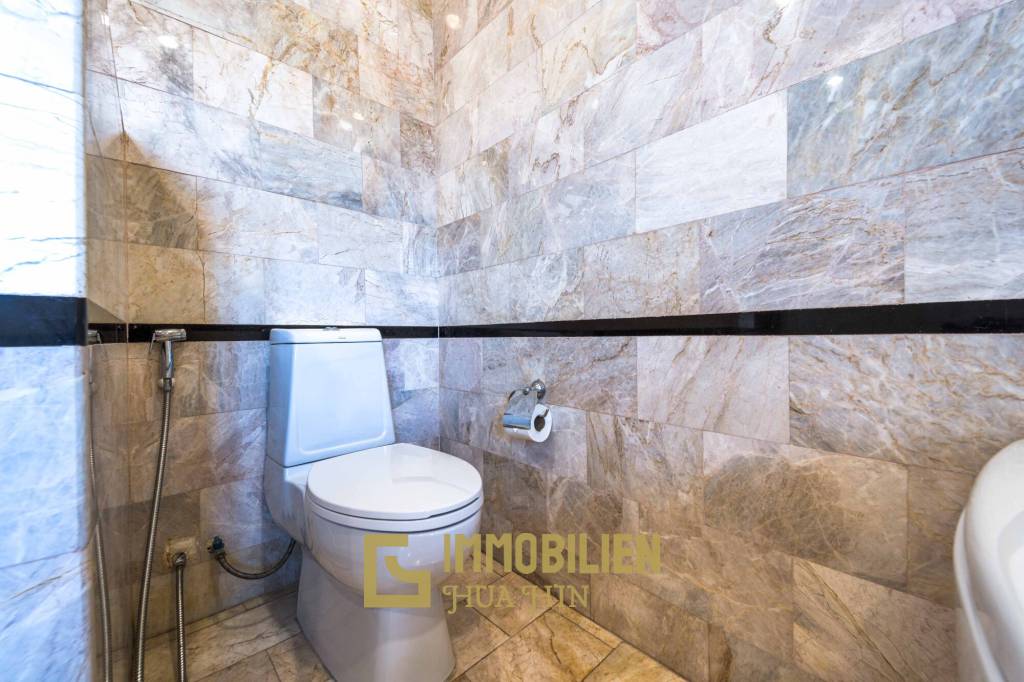 1000 qm Grundstück / 440 qm Wohnfläche / Edle Holzausstattung