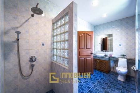 1000 qm Grundstück / 440 qm Wohnfläche / Edle Holzausstattung