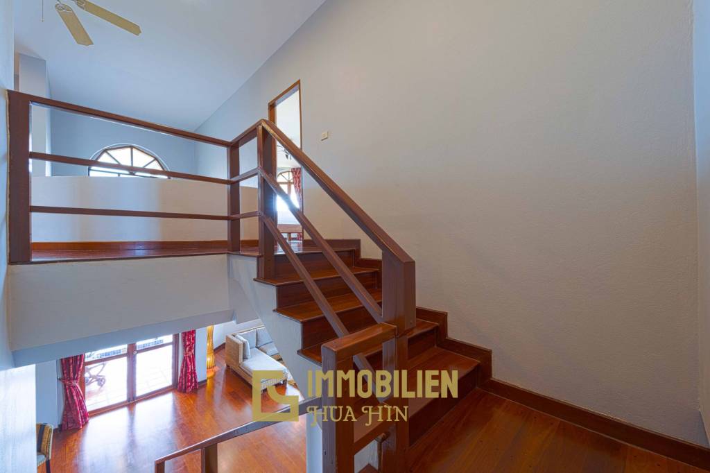 1000 qm Grundstück / 440 qm Wohnfläche / Edle Holzausstattung