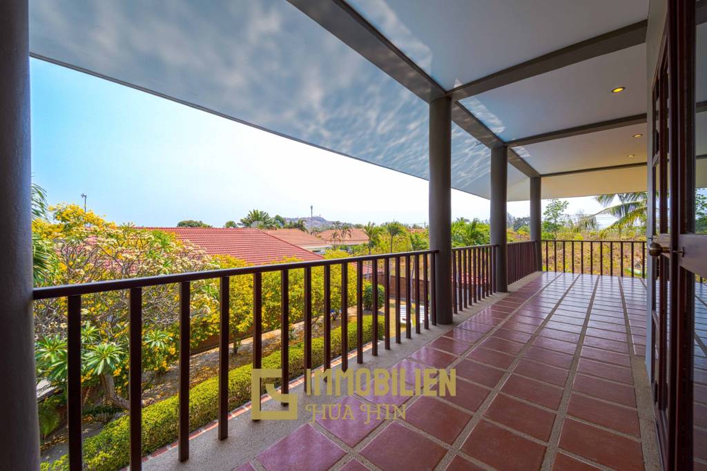 1000 qm Grundstück / 440 qm Wohnfläche / Edle Holzausstattung