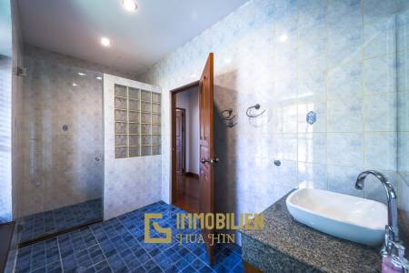 1000 qm Grundstück / 440 qm Wohnfläche / Edle Holzausstattung