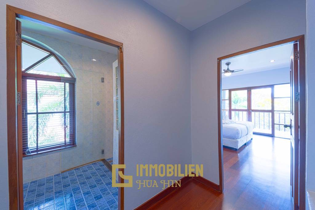 1000 qm Grundstück / 440 qm Wohnfläche / Edle Holzausstattung