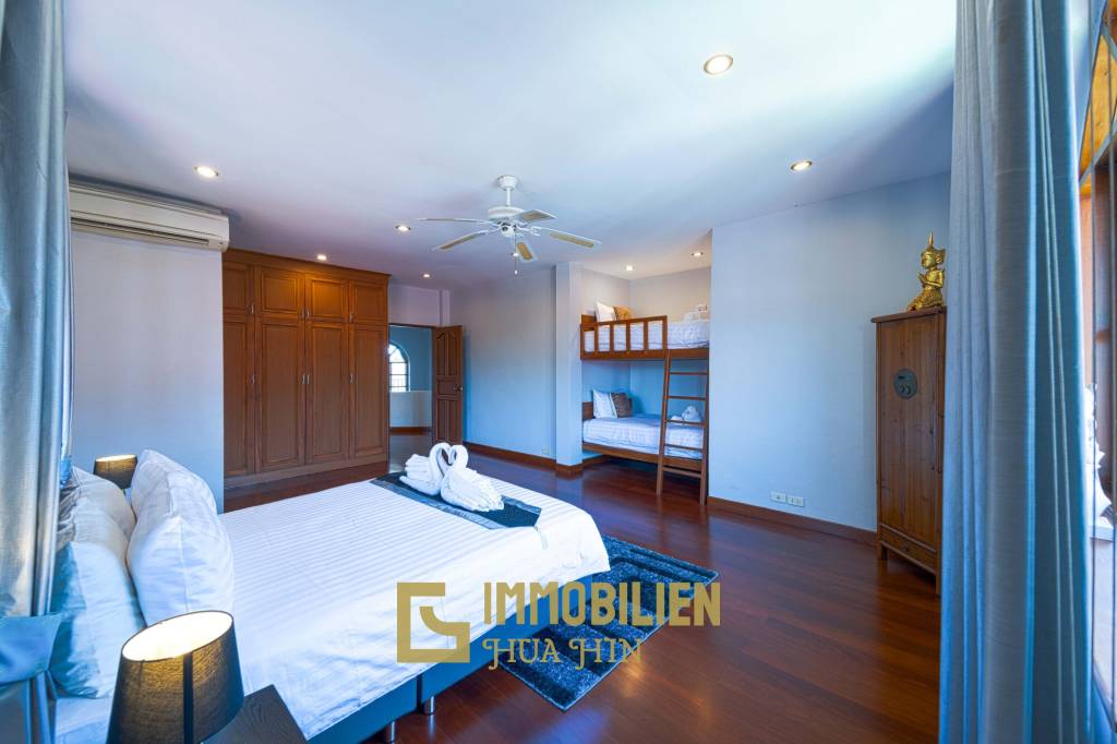 1000 qm Grundstück / 440 qm Wohnfläche / Edle Holzausstattung