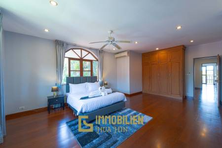 1000 qm Grundstück / 440 qm Wohnfläche / Edle Holzausstattung