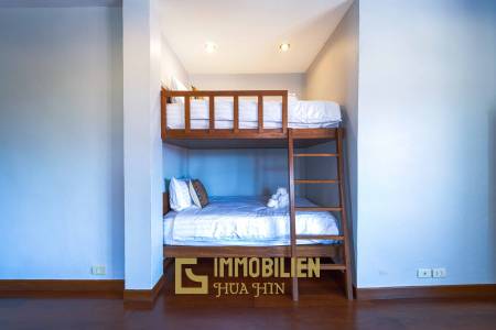 1000 qm Grundstück / 440 qm Wohnfläche / Edle Holzausstattung