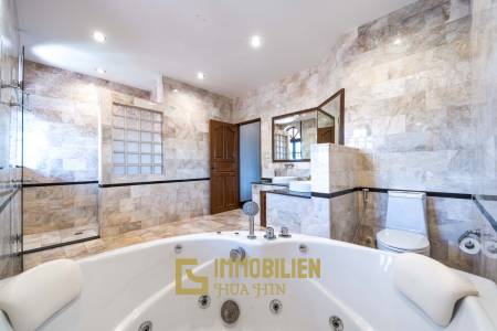 1000 qm Grundstück / 440 qm Wohnfläche / Edle Holzausstattung