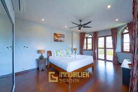 1000 qm Grundstück / 440 qm Wohnfläche / Edle Holzausstattung