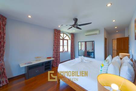 1000 qm Grundstück / 440 qm Wohnfläche / Edle Holzausstattung