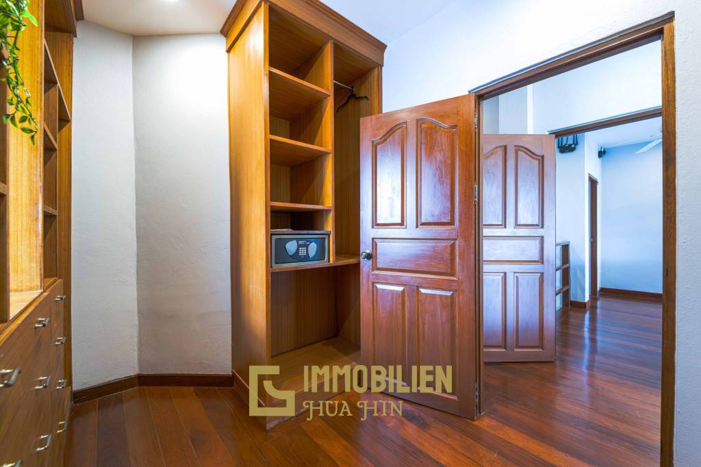 1000 qm Grundstück / 440 qm Wohnfläche / Edle Holzausstattung