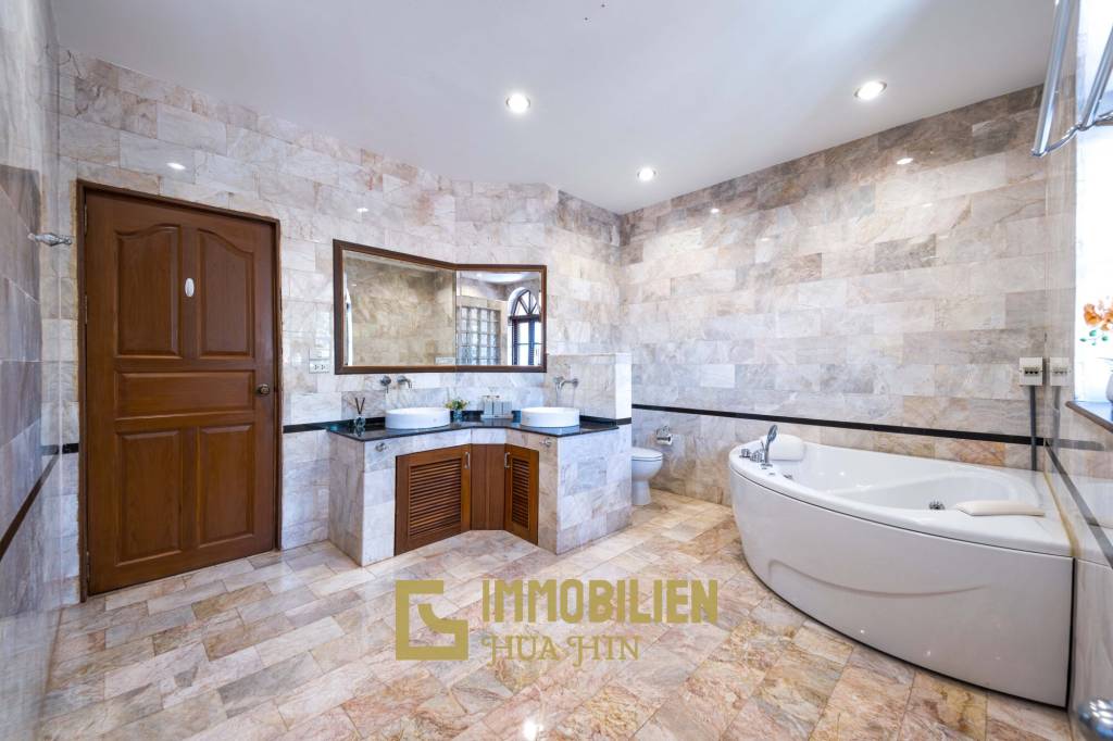 1000 qm Grundstück / 440 qm Wohnfläche / Edle Holzausstattung