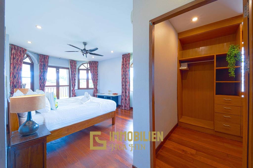 1000 qm Grundstück / 440 qm Wohnfläche / Edle Holzausstattung