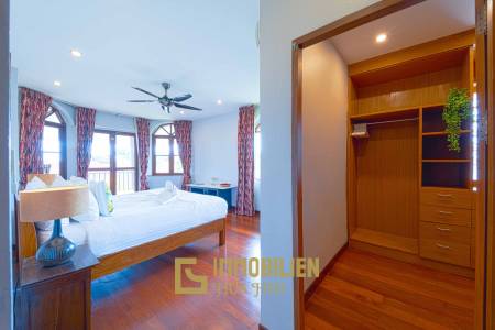 1000 qm Grundstück / 440 qm Wohnfläche / Edle Holzausstattung