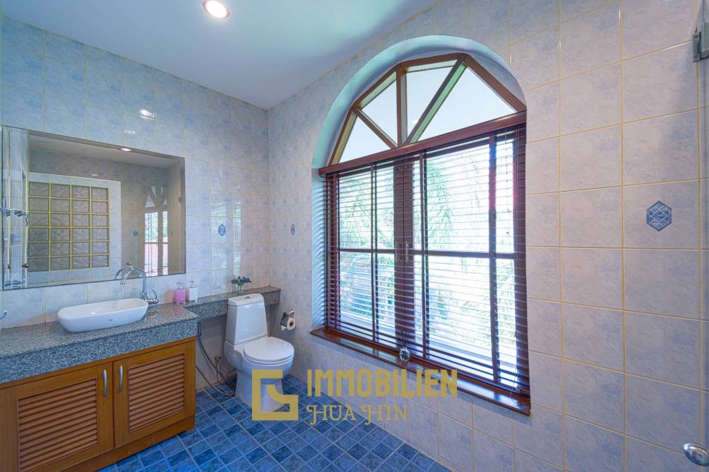 1000 qm Grundstück / 440 qm Wohnfläche / Edle Holzausstattung