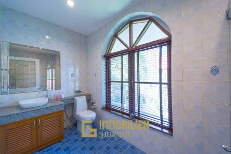 1000 qm Grundstück / 440 qm Wohnfläche / Edle Holzausstattung