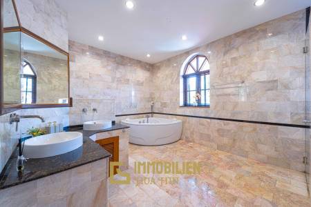 1000 qm Grundstück / 440 qm Wohnfläche / Edle Holzausstattung