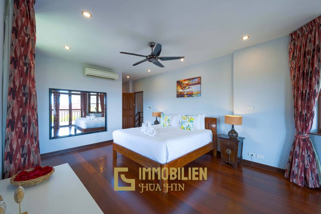 1000 qm Grundstück / 440 qm Wohnfläche / Edle Holzausstattung