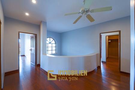 1000 qm Grundstück / 440 qm Wohnfläche / Edle Holzausstattung