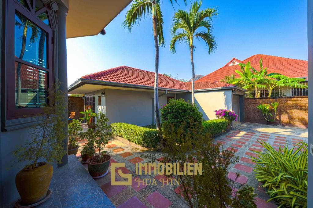 1000 qm Grundstück / 440 qm Wohnfläche / Edle Holzausstattung