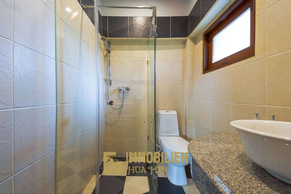 1000 qm Grundstück / 440 qm Wohnfläche / Edle Holzausstattung