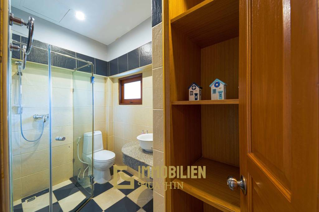 1000 qm Grundstück / 440 qm Wohnfläche / Edle Holzausstattung