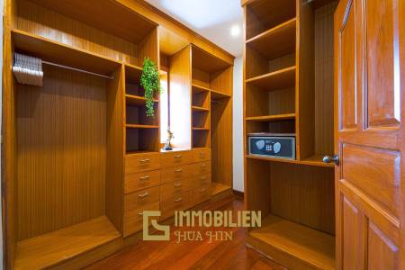 1000 qm Grundstück / 440 qm Wohnfläche / Edle Holzausstattung