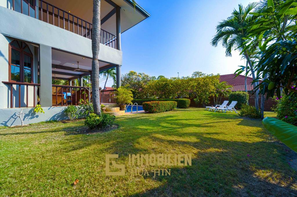 1000 qm Grundstück / 440 qm Wohnfläche / Edle Holzausstattung