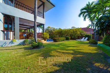 1000 qm Grundstück / 440 qm Wohnfläche / Edle Holzausstattung