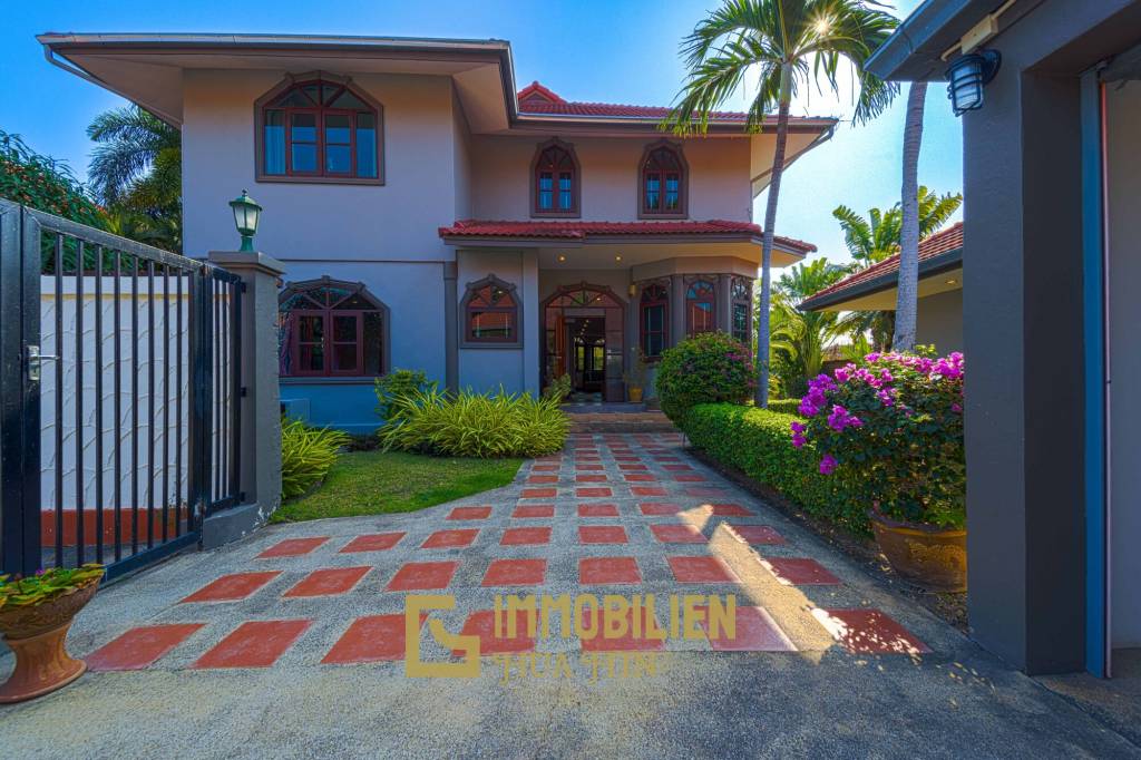 1000 qm Grundstück / 440 qm Wohnfläche / Edle Holzausstattung