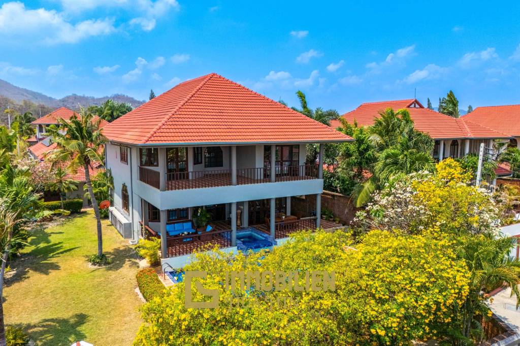 1000 qm Grundstück / 440 qm Wohnfläche / Edle Holzausstattung