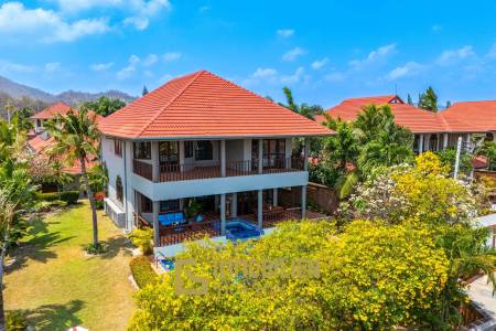 1000 qm Grundstück / 440 qm Wohnfläche / Edle Holzausstattung