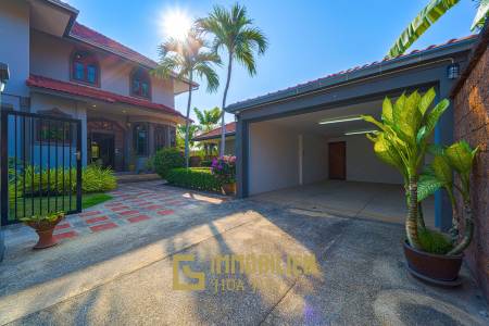 1000 qm Grundstück / 440 qm Wohnfläche / Edle Holzausstattung