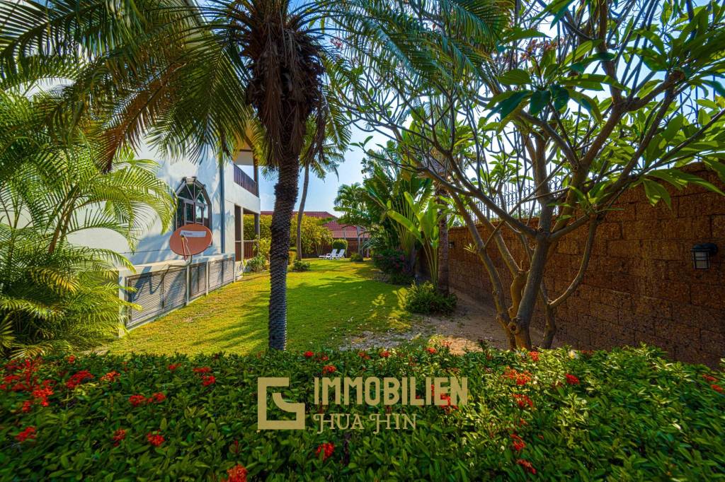 1000 qm Grundstück / 440 qm Wohnfläche / Edle Holzausstattung