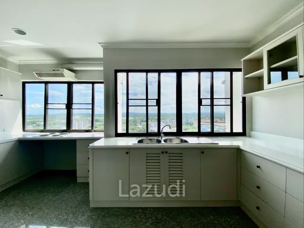 Ultra-Spacious Sea View Living 3-Bedroom Residence