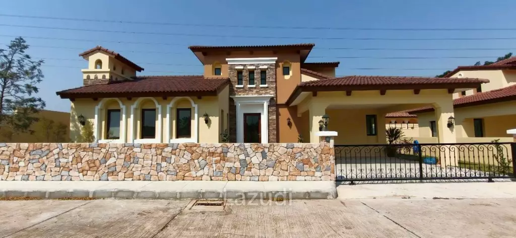 3 Bedroom 4 Bathroom 250 SQ.M. Nusa Chivani