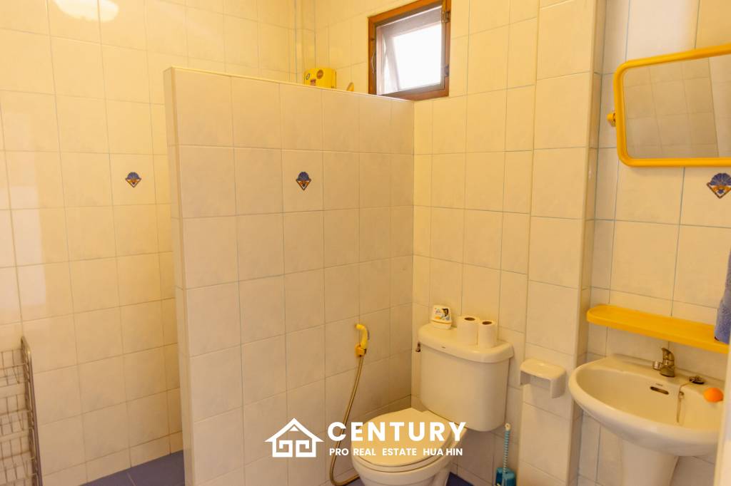 CHARMING ONE-STORY HOUSE IN A QUIET NEIGHBORHOOD