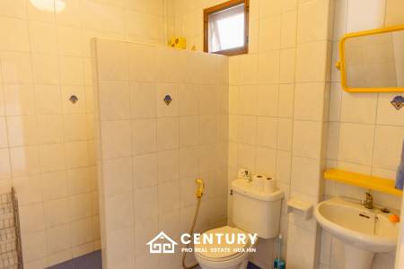 CHARMING ONE-STORY HOUSE IN A QUIET NEIGHBORHOOD