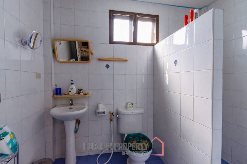 CHARMING ONE-STORY HOUSE IN A QUIET NEIGHBORHOOD