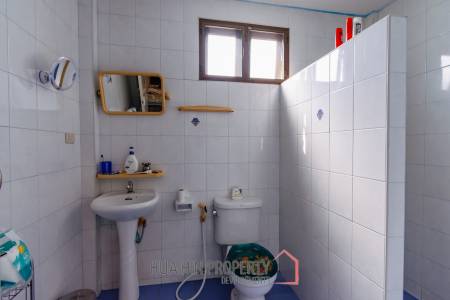 CHARMING ONE-STORY HOUSE IN A QUIET NEIGHBORHOOD