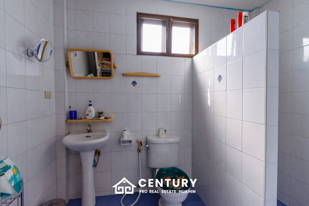 CHARMING ONE-STORY HOUSE IN A QUIET NEIGHBORHOOD