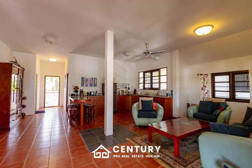 CHARMING ONE-STORY HOUSE IN A QUIET NEIGHBORHOOD