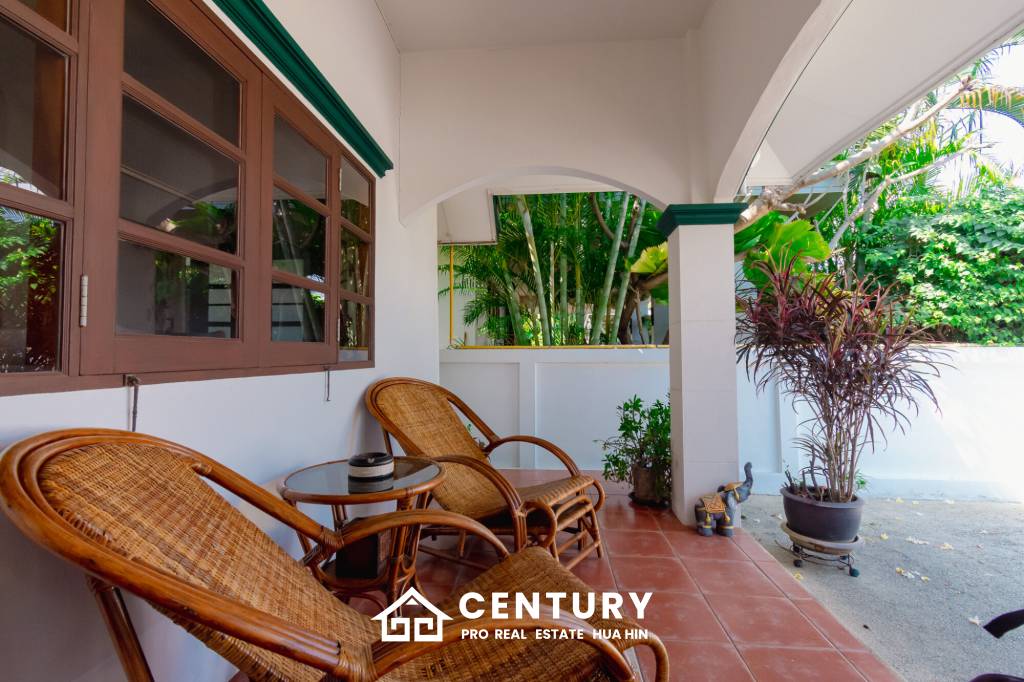 CHARMING ONE-STORY HOUSE IN A QUIET NEIGHBORHOOD