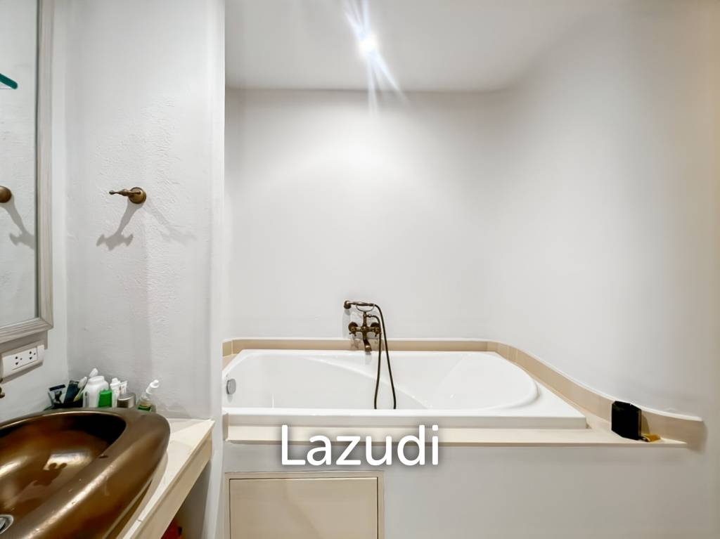 77.5 sqm 2-Bed Beachfront Condo at Chelona Khao Tao