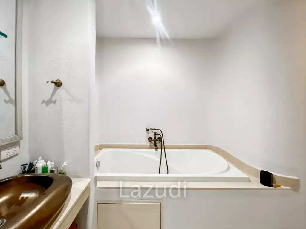 77.5 sqm 2-Bed Beachfront Condo at Chelona Khao Tao